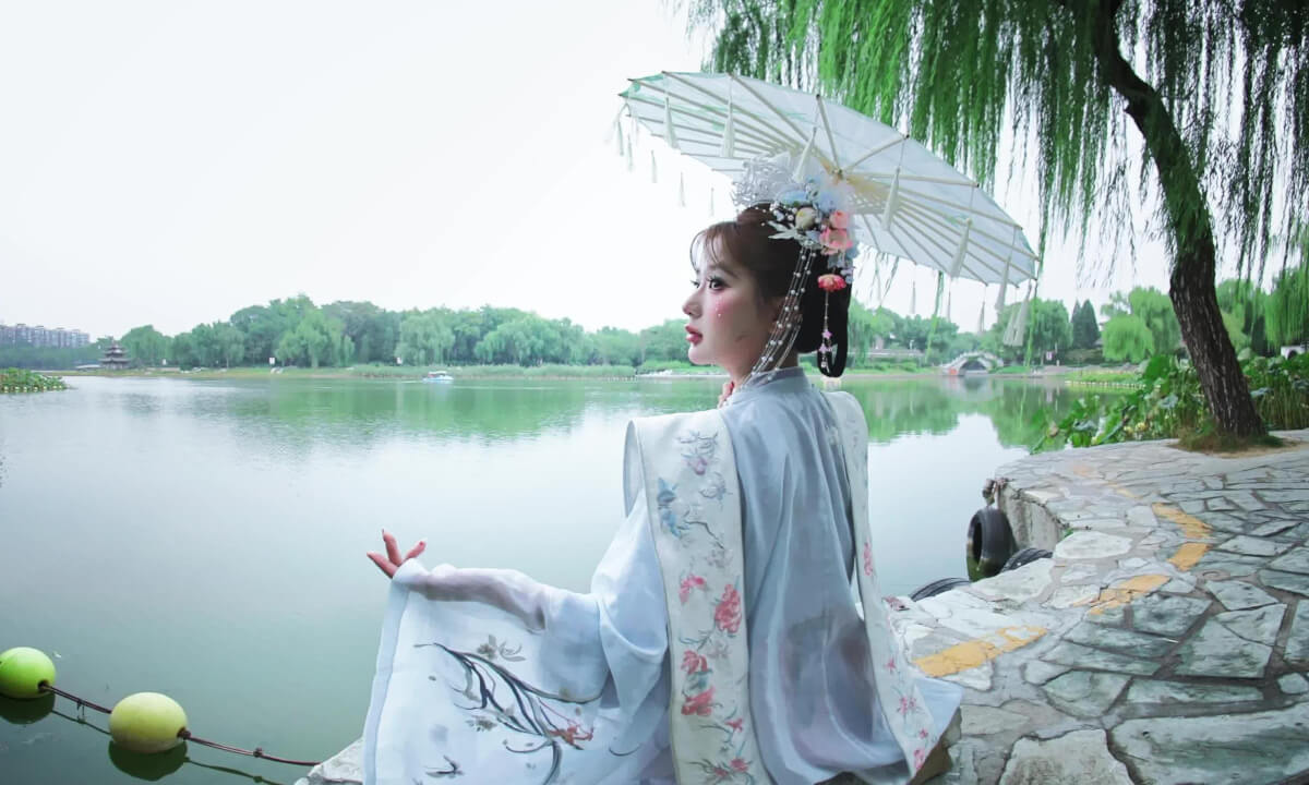 8k Hanfu | A Vision in Silk: Where Hanfu Magnifies Natural Beauty cover
