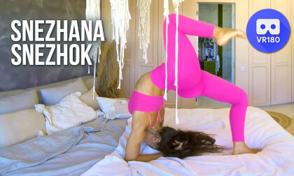 Snezhana Snezhok doing acrobatic excersizes in bed VR Video Snezhana Snezhok doing acrobatic excersizes in bed VR