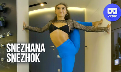 Snezhana Snezhok doing the splits in the hallway VR Video Snezhana Snezhok doing the splits in the hallway VR