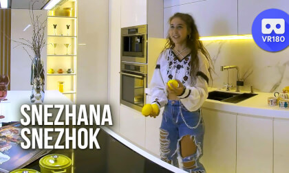 Snezhana Snezhok funny looking around the new kitchen VR Video Snezhana Snezhok funny looking around the new kitchen VR