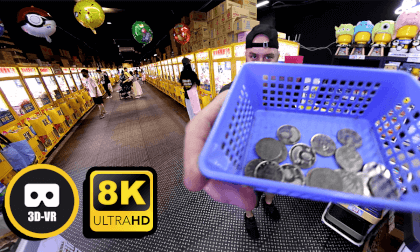 Playing the Claw Arcade in Taiwan! - 8K 3D VR Video Playing the Claw Arcade in Taiwan! - 8K 3D VR