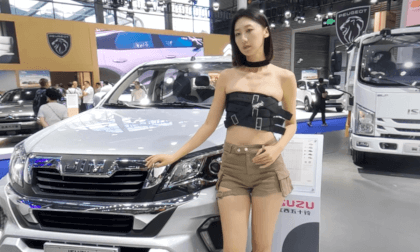 Tall girl at the auto show VR Video Tall girl at the auto show VR
