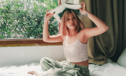 A girl texts to me A girl texts to me