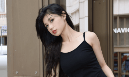 Go to the scenic spot shooting with the model VR Video Go to the scenic spot shooting with the model VR