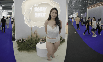 The cute model gave you a wink at the last moment VR Video The cute model gave you a wink at the last moment VR