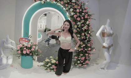 Girl model always smiling VR Video Girl model always smiling VR