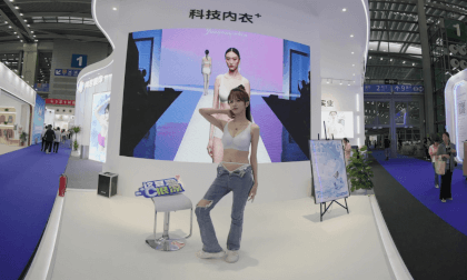 The model at the booth of HONGJUN at SUIF2024 VR Video The model at the booth of HONGJUN at SUIF2024 VR
