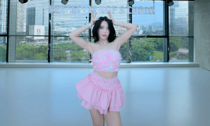 Hot girl dance in cute pink clothes VR Video Hot girl dance in cute pink clothes VR