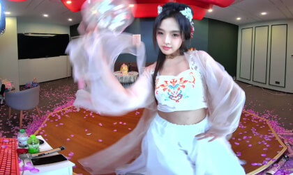 狸妖妖20241007001 怡红院 3D VR 180 8K VR Video 狸妖妖20241007001 怡红院 3D VR 180 8K VR