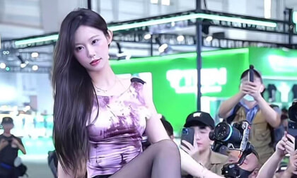 Dongguan AIT Auto Show models climb into the car to perform VR Video Dongguan AIT Auto Show models climb into the car to perform VR