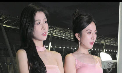 The models are shooting materials for tiktok VR Video The models are shooting materials for tiktok VR