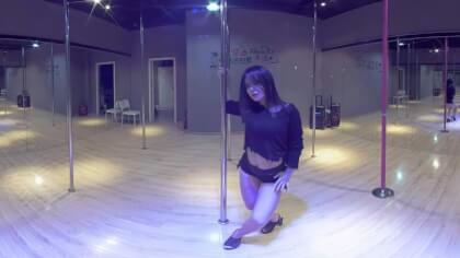 Sexy beauty sitting on a chair dancing VR Video Sexy beauty sitting on a chair dancing VR