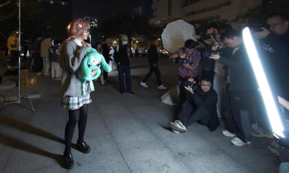 Shoot cute girls on the square/在广场上拍摄可爱女孩 Shoot cute girls on the square/在广场上拍摄可爱女孩