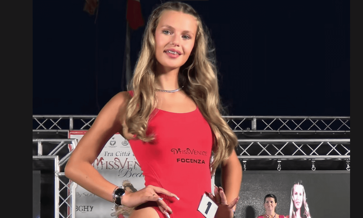 Miss Beach - Artificial 3D video cover