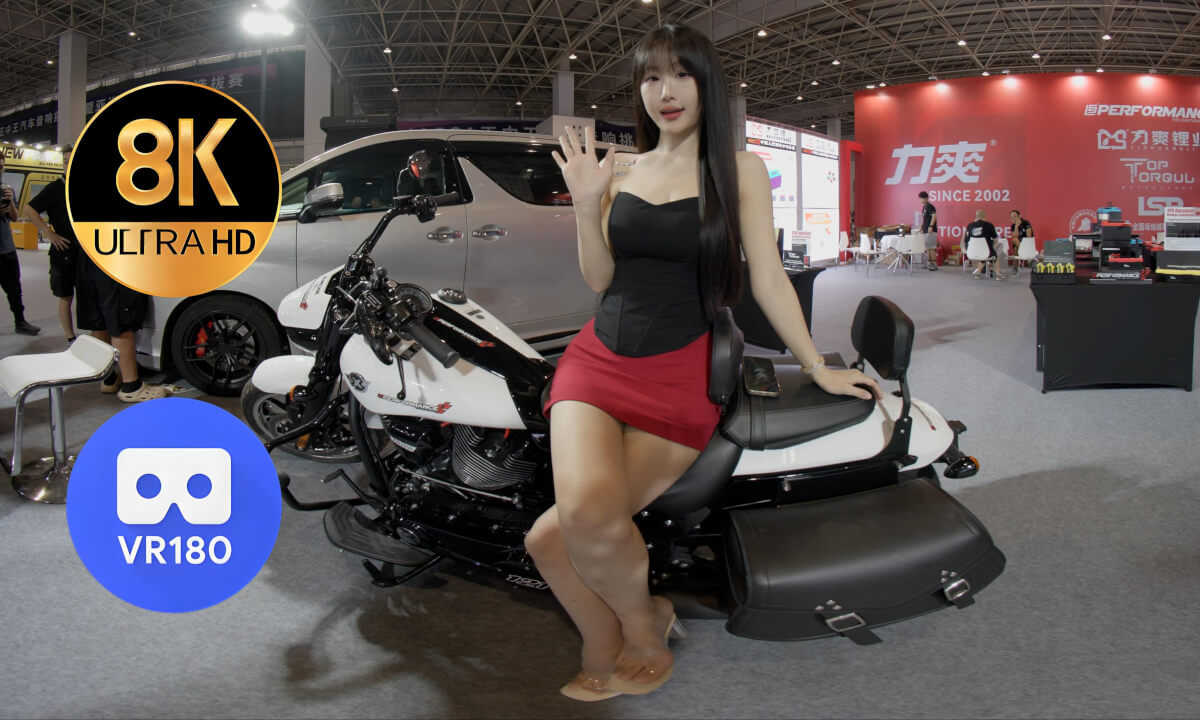 Girls at the booth of 力爽 cover