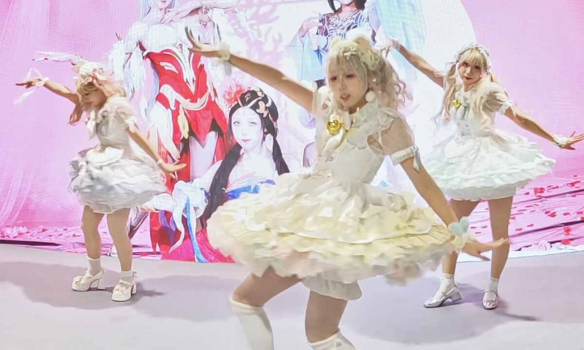 Starry Dance Crew - dance performance 恋爱告急 cover