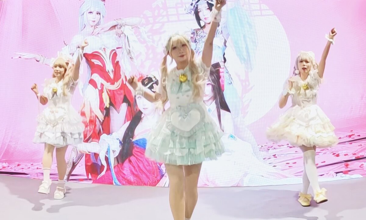 Starry Dance Crew - dance performance 触摸天空 cover