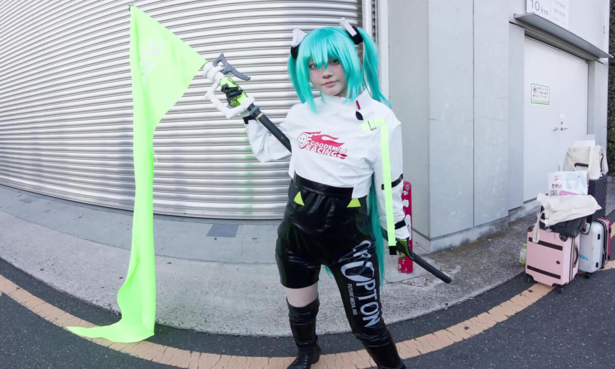 Racing Miku cosplay slide show at comiket 2025 winter cover