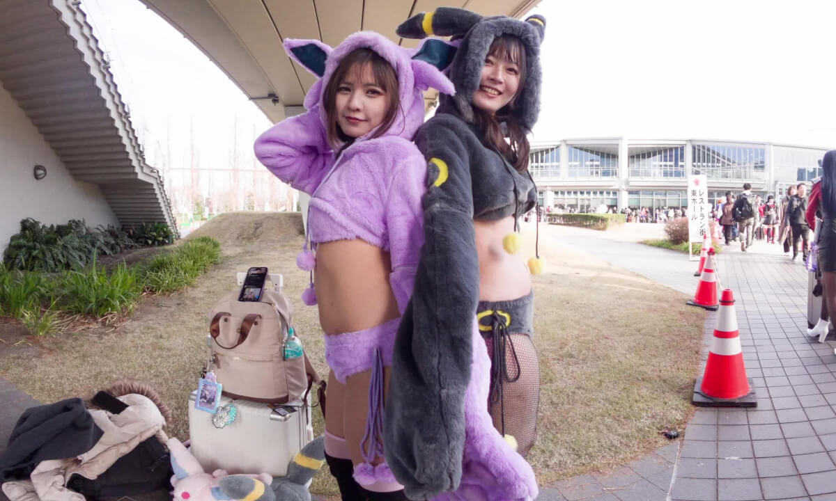 Umbreon and Espeon from Pokemon cosplay slide show at comiket 2025 winter cover