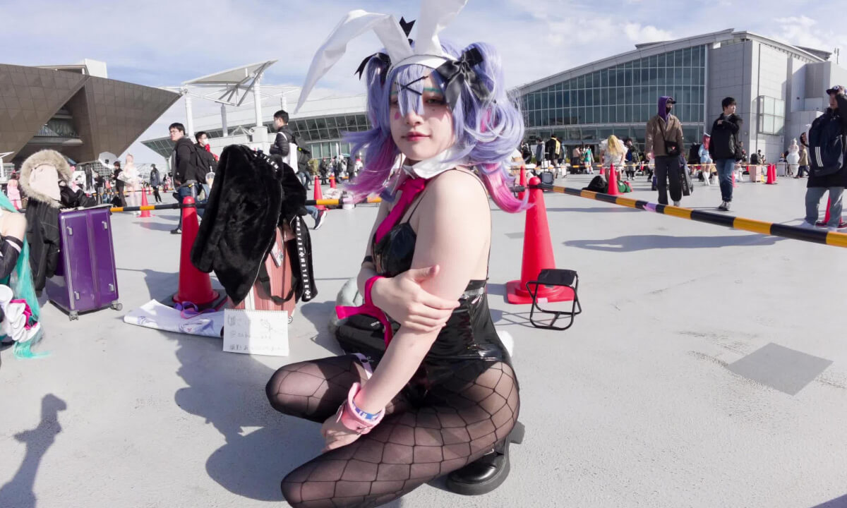 rabbit hole miku cosplay slide show at comiket 2025 winter cover